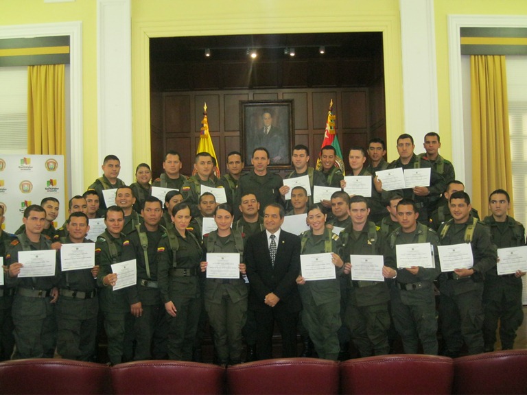 34 Policías se certificaron en el programa DARE