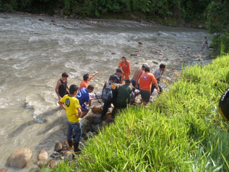 Accidentalmente una pareja rueda cerca de 150 metros al rio Taquiza de Charalá
