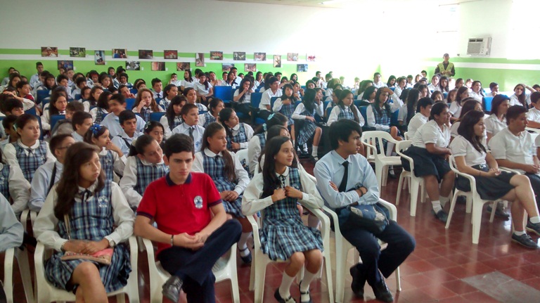 750 Estudiantes se Graduaron en el Programa “Abre tus Ojos”