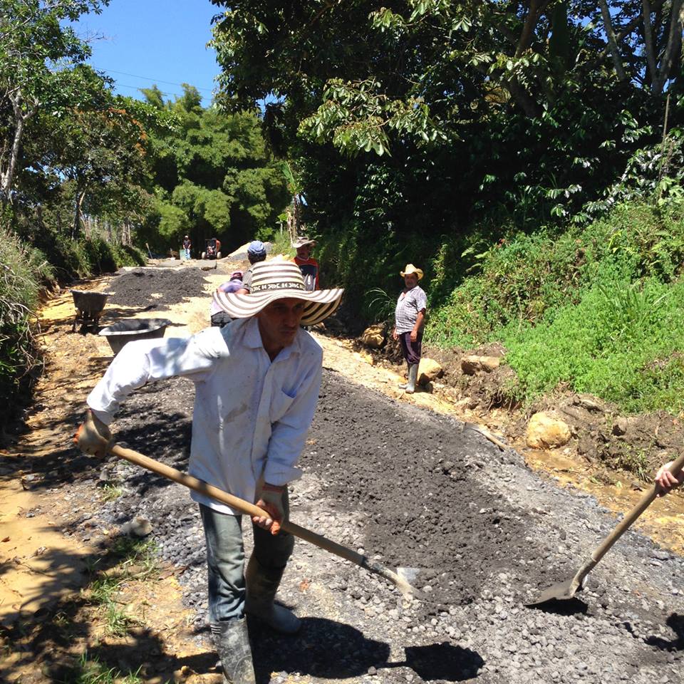 Construyen placa huellas vía al balneario la Gloria en Guadalupe