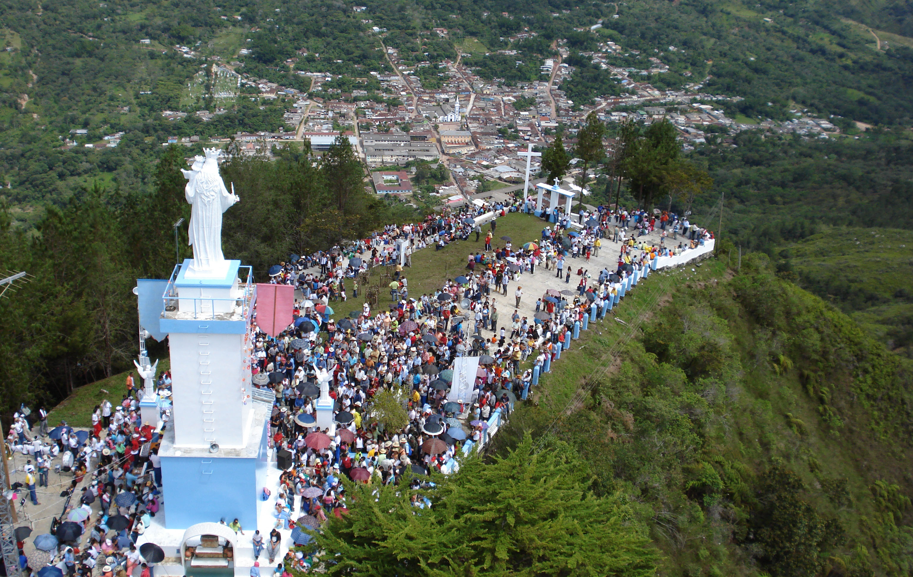 Gran peregrinación al Cerro de María Auxiliadora en Contratación