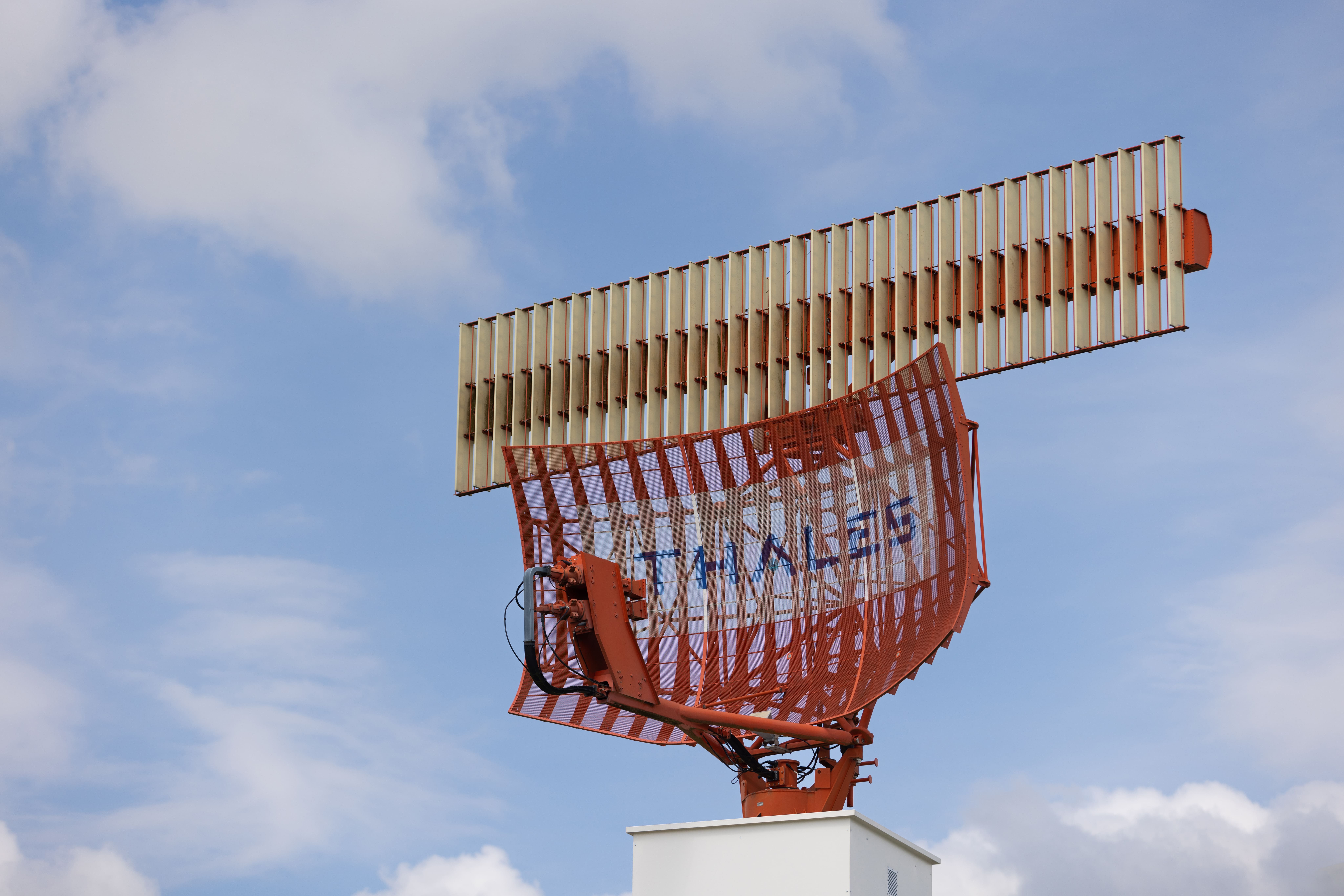 Thales y la Aeronáutica Civil modernizan la vigilancia aérea en el nororiente colombiano